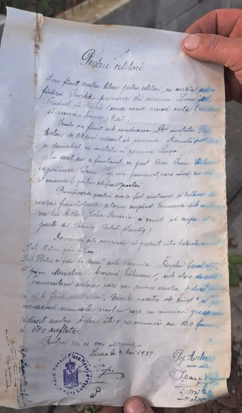 Ar putea fi o imagine cu cotor de bilet, jurnal şi text