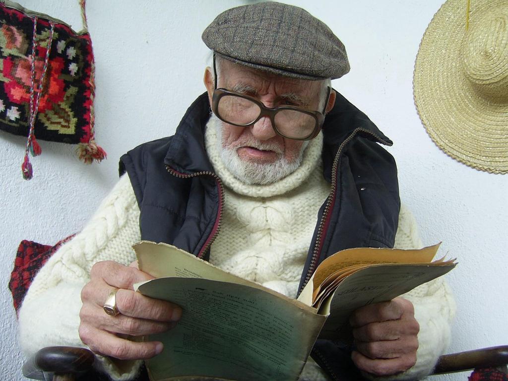 Ar putea fi o imagine cu 1 persoană şi studiu
