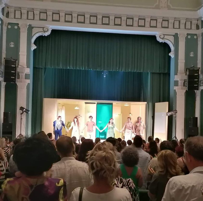 Ar putea fi o imagine cu dansând şi harpă