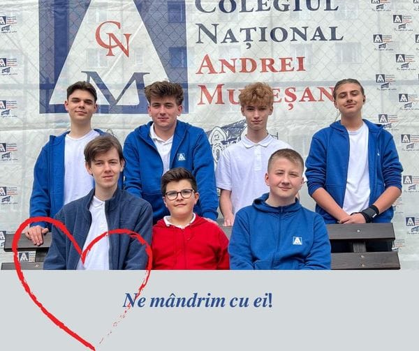 Ar putea fi o imagine cu 6 persoane, persoane jucând tenis şi text care spune „S S A E 1 COLEGIUL NAȚIONAL ANDREI MUNEŞAN EŞAN MU M P A ي A A Ne e mândrim cu ei!”