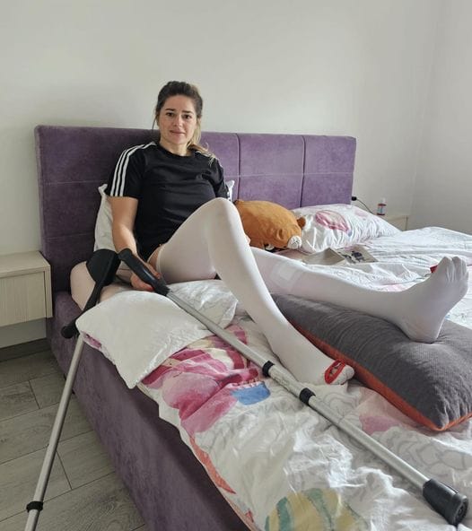 Ar putea fi o imagine cu 1 persoană, fier de călcat, scuter şi spital