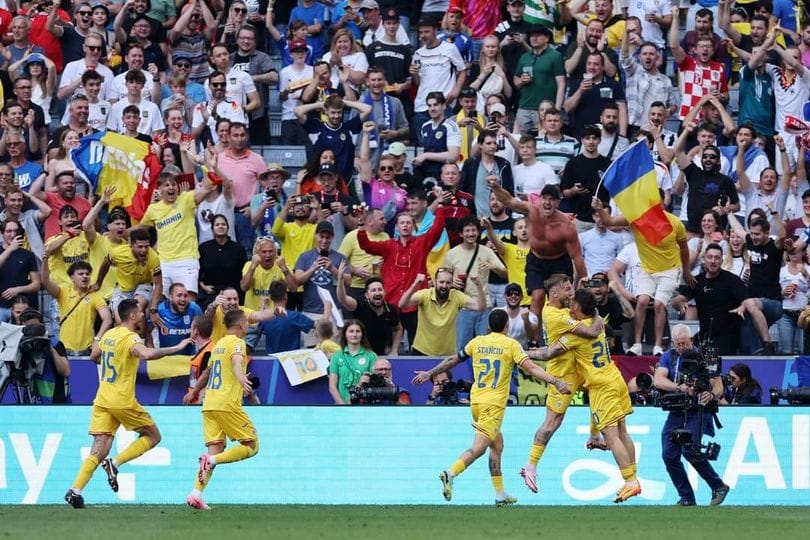 Ar putea fi o imagine cu fotbal, fotbal, mulţime şi text