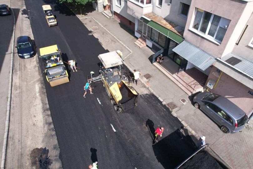 Ar putea fi o imagine cu 1 persoană, stradă, drum şi text