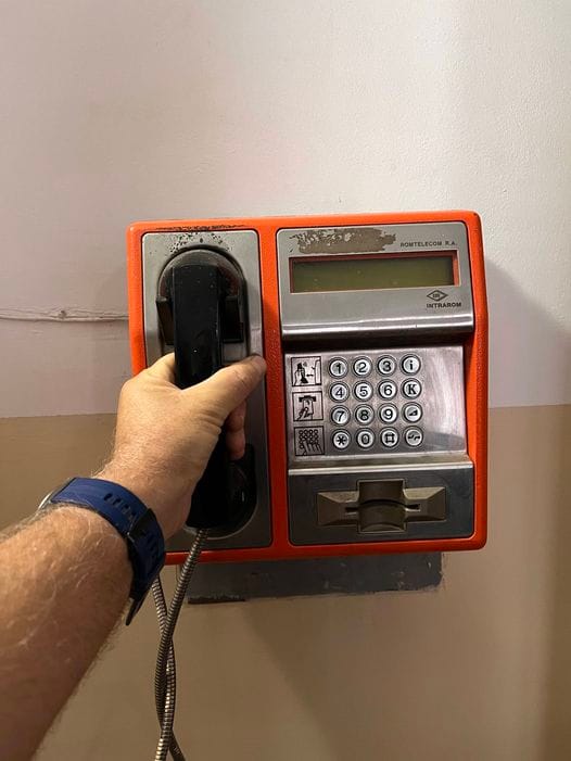 Ar putea fi o imagine cu telefon, întrerupător şi text