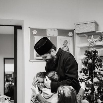 Ar putea fi o imagine alb-negru cu 1 persoană şi copil