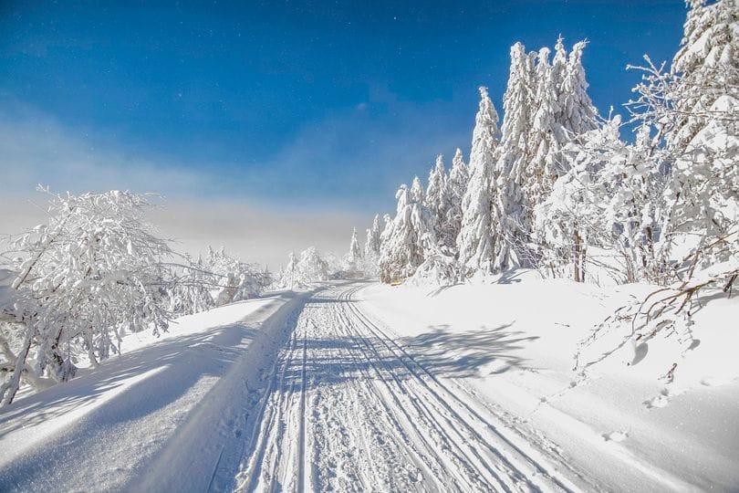 Ar putea fi o imagine cu drum, arctic, pârtie de schi şi natură
