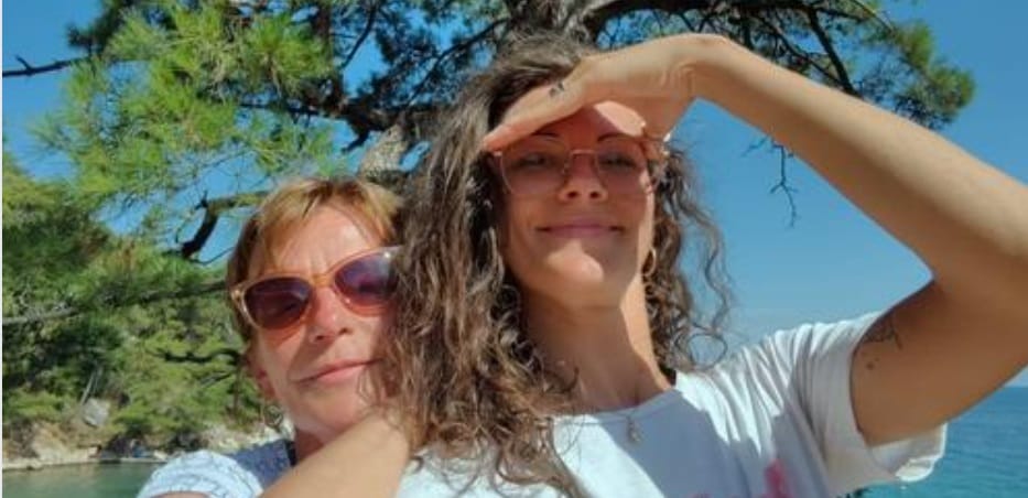 Ar putea fi o imagine cu 2 persoane, persoane zâmbind, ocean şi plajă