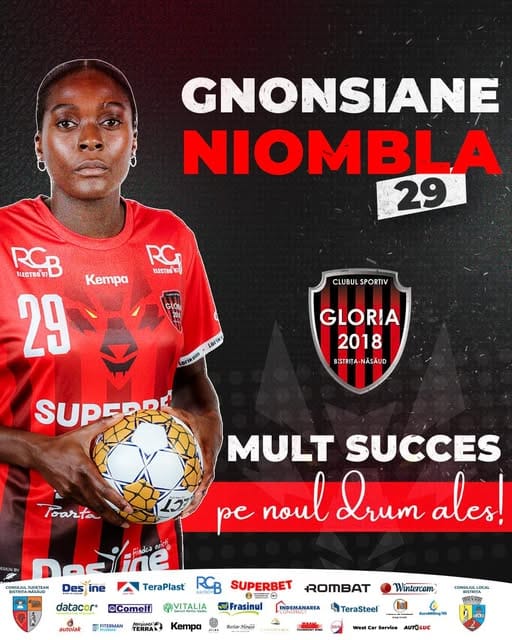 Ar putea fi o imagine cu 1 persoană, jucând fotbal, jucând fotbal şi text care spune „GNONSIANE NIOMBLA 29 ECTBBИ RCB MLECTROST Kempa 29 GLOU LOB CLUBUL CLUBULSPORTIV PORTIV Lorix rikem GLORIA 2018 BISTRITA BISTRITA-NĂSÃUD NASÃUD SUPERR Poarta indea io MULT SUCCES pe noul Lrum ales! JUDETRAH Desine ine Des TeraPlast® datacor oComelf autolak RCB SUPERBET 2ண VITALIA Frasinul INDEMANAREA R FERRAS Kempa ROMBAT Wintercom P6eж4Haй TeraSteel ANU4ANIN West barstaingies Serviee AUTOLUC”